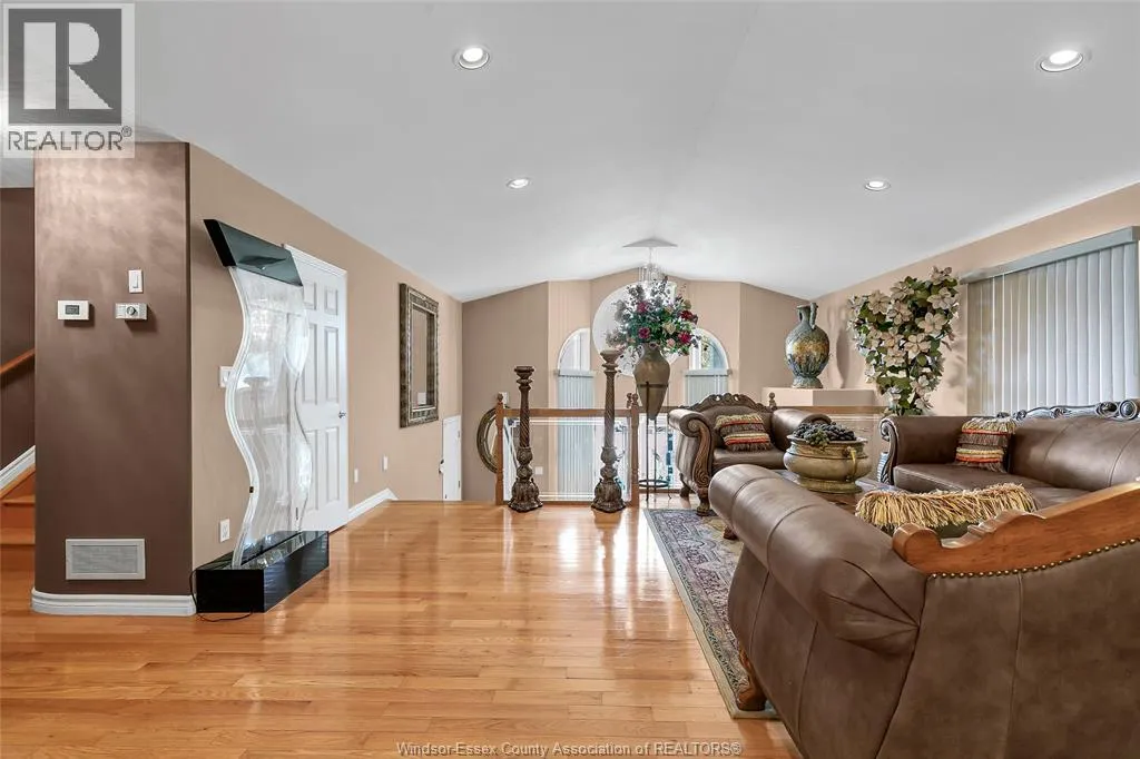 762 NEWPORT CRESCENT