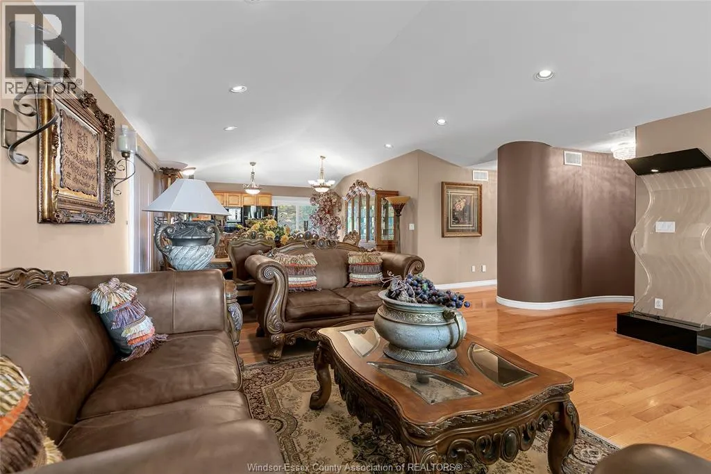 762 NEWPORT CRESCENT