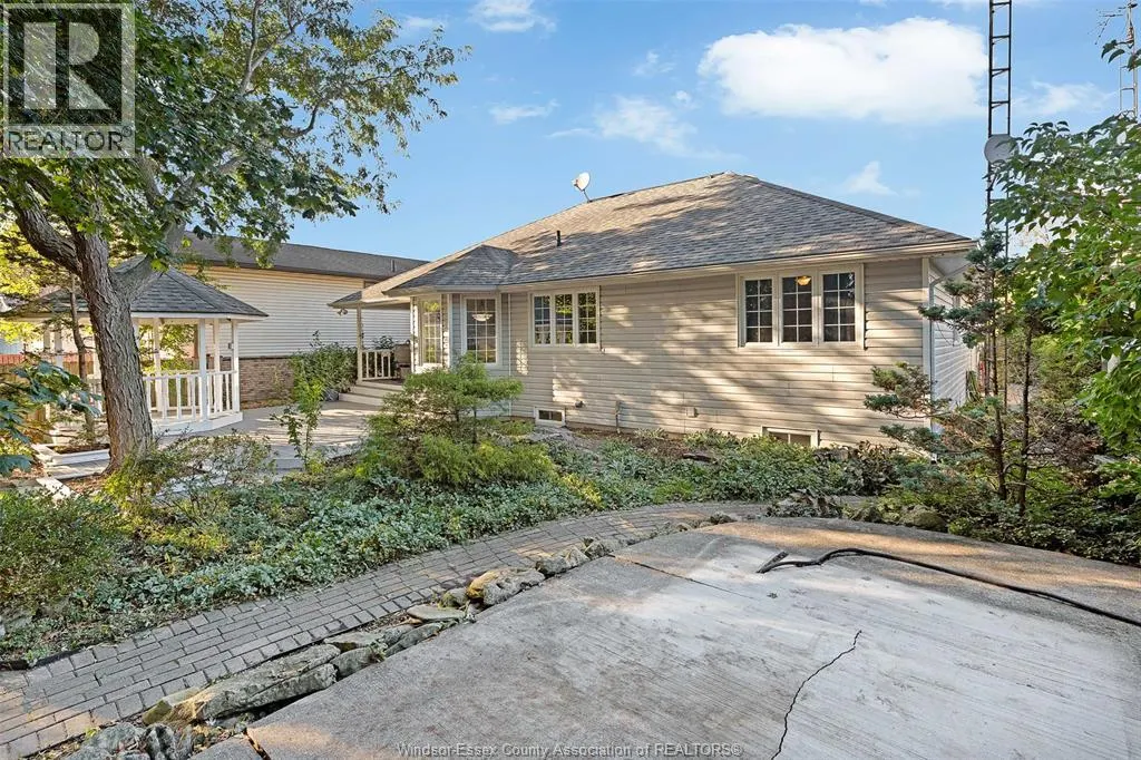 371 KING STREET West