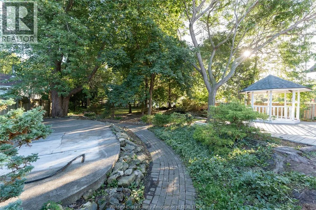 371 KING STREET West