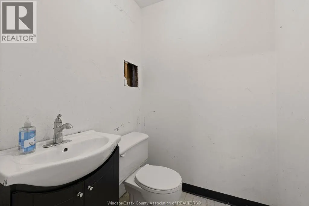 5869 TECUMSEH ROAD East
