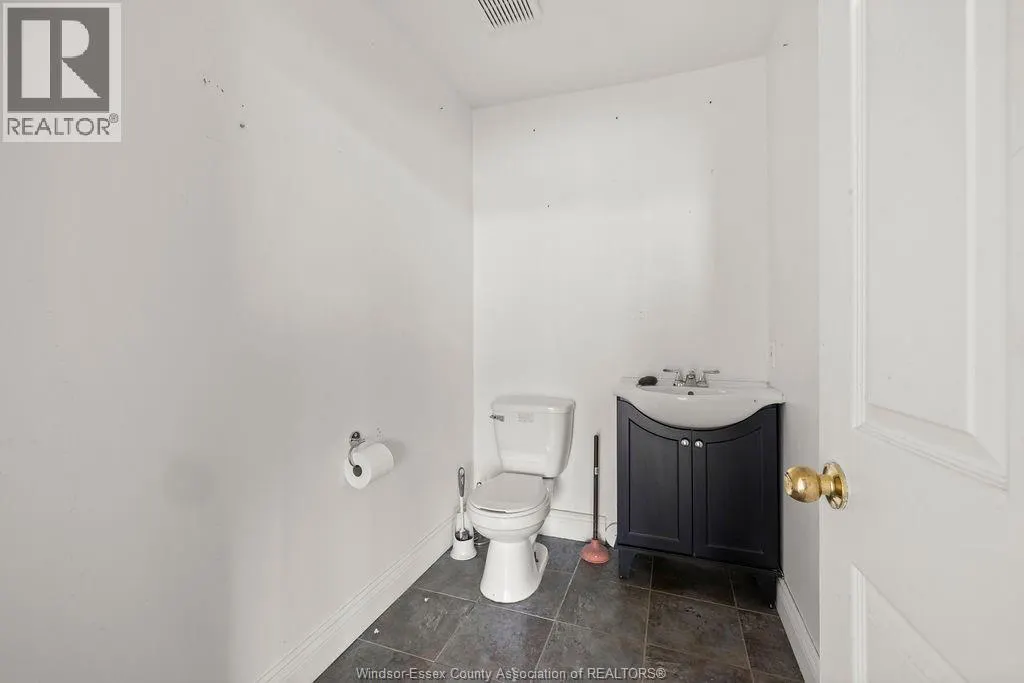 5869 TECUMSEH ROAD East