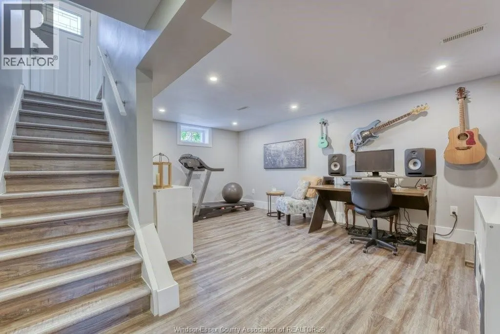 1041 SCOFIELD AVENUE