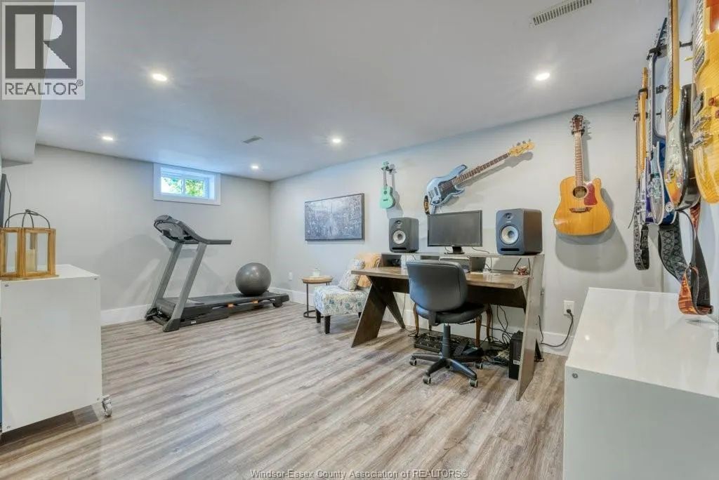 1041 SCOFIELD AVENUE
