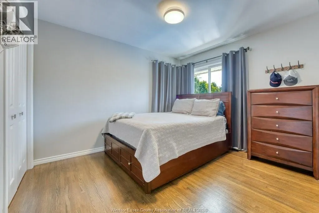 1041 SCOFIELD AVENUE
