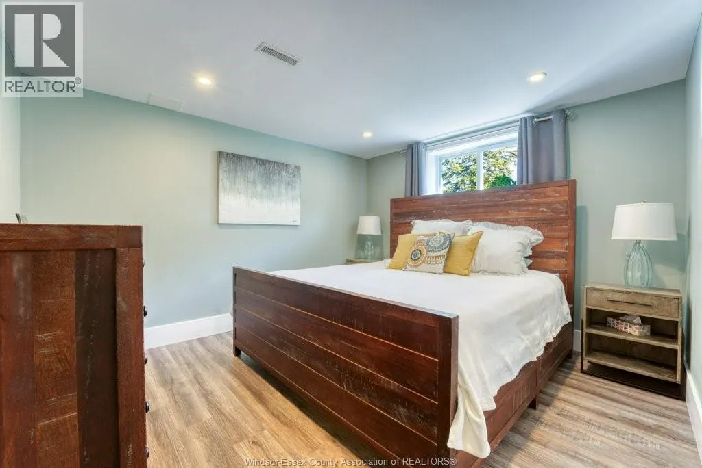 1041 SCOFIELD AVENUE