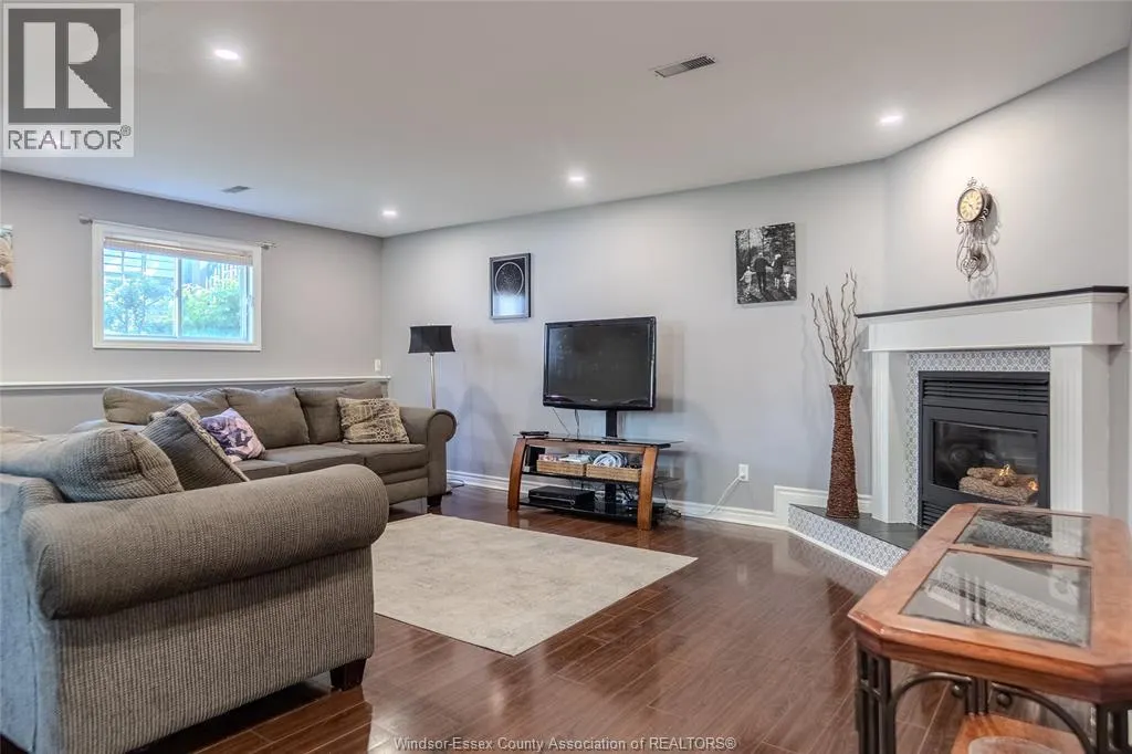 250 Redwood CRESCENT