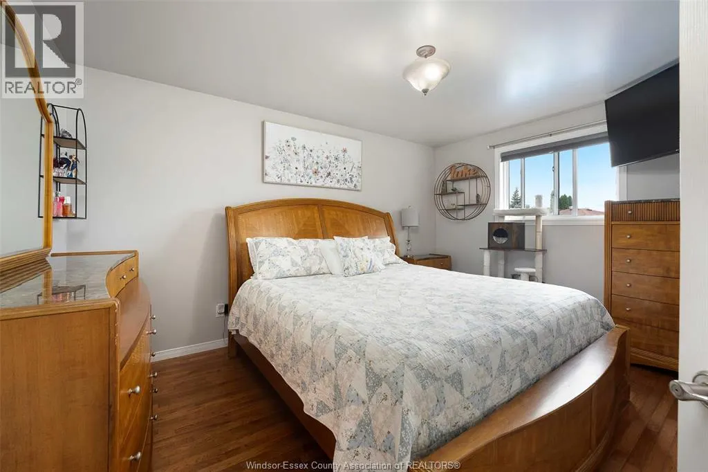 1828 VICKY CIRCLE