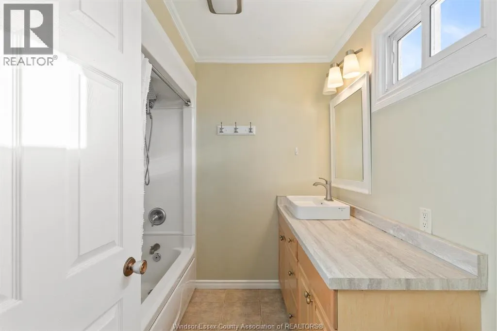 346 Maidstone AVENUE East