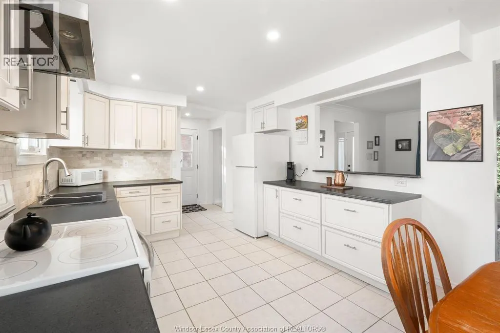 346 Maidstone AVENUE East