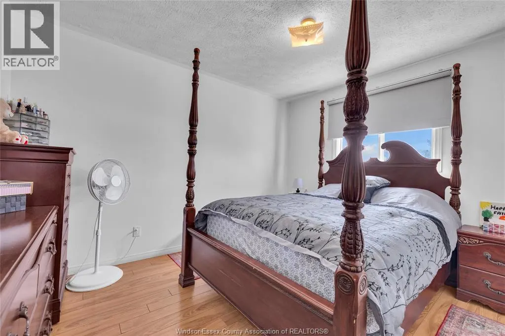 1812 VICKY CIRCLE