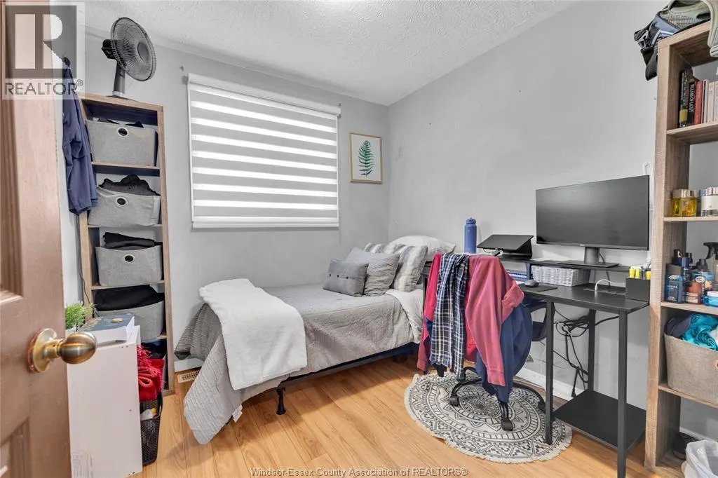 1812 VICKY CIRCLE