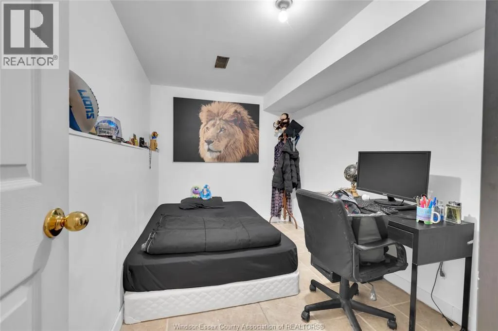 1812 VICKY CIRCLE