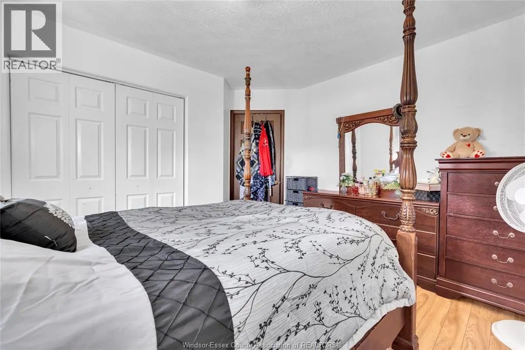1812 VICKY CIRCLE