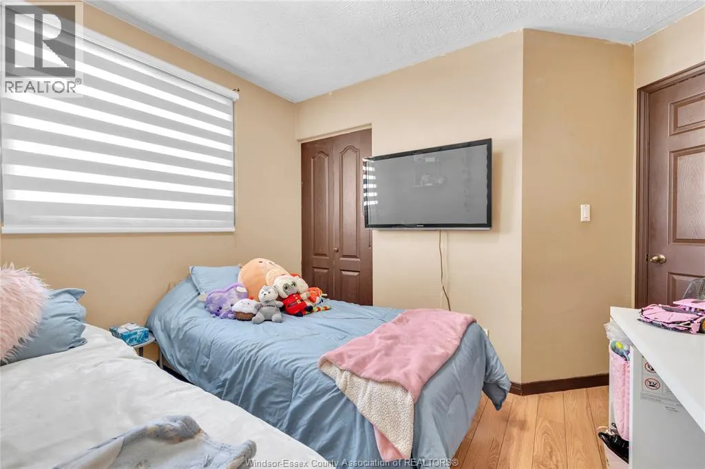 1812 VICKY CIRCLE