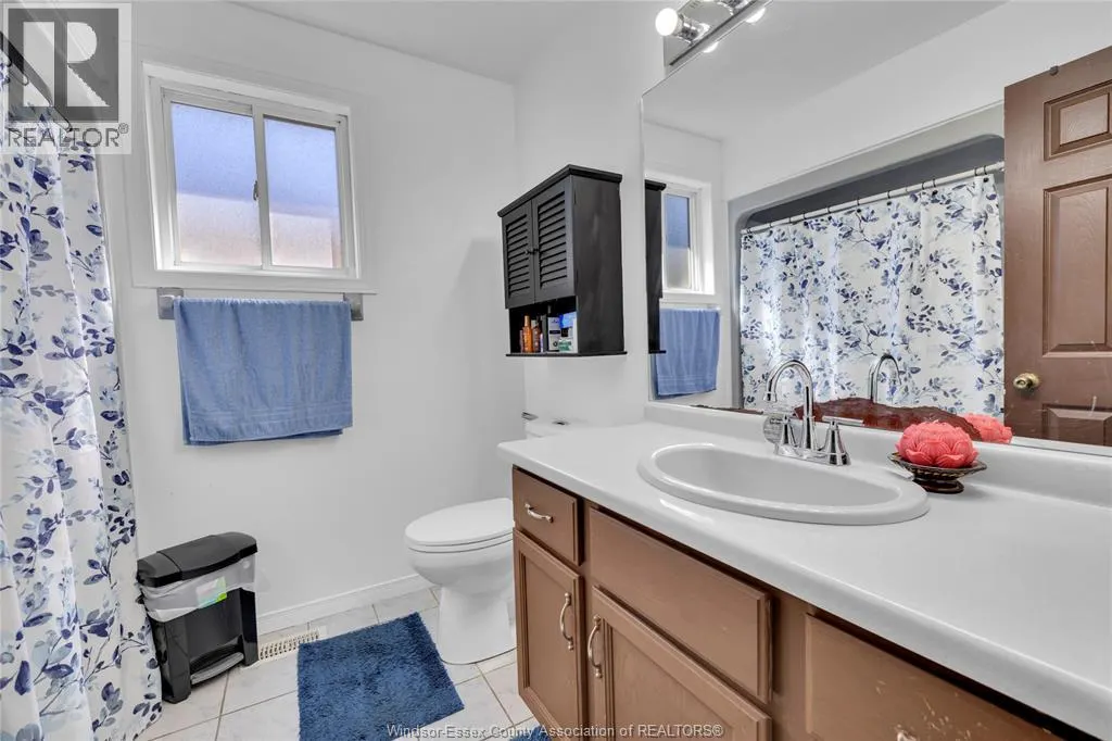 1812 VICKY CIRCLE