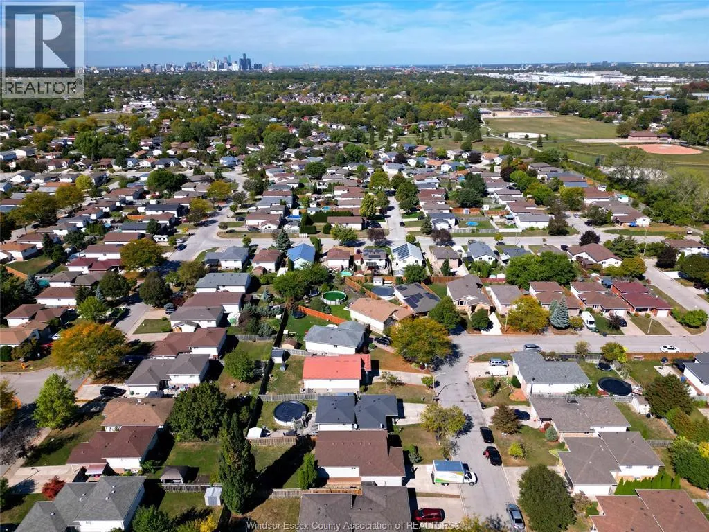 1812 VICKY CIRCLE
