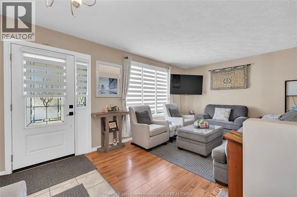 1812 VICKY CIRCLE