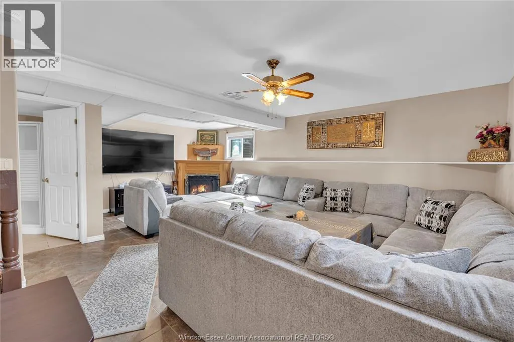 1812 VICKY CIRCLE
