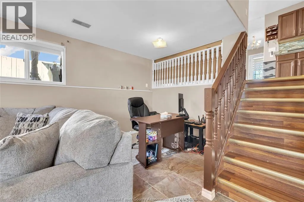 1812 VICKY CIRCLE