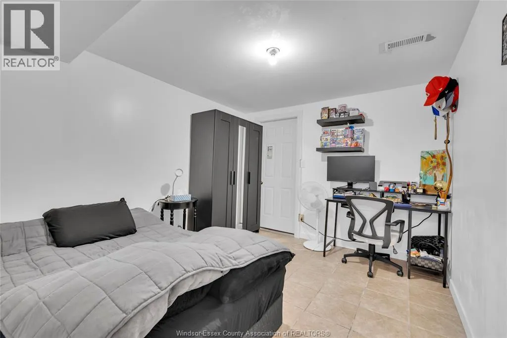 1812 VICKY CIRCLE