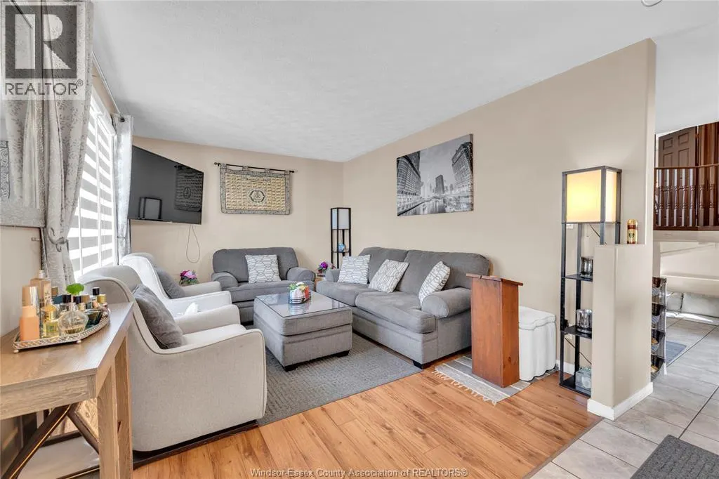1812 VICKY CIRCLE
