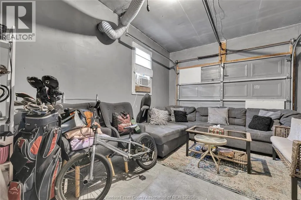 1812 VICKY CIRCLE