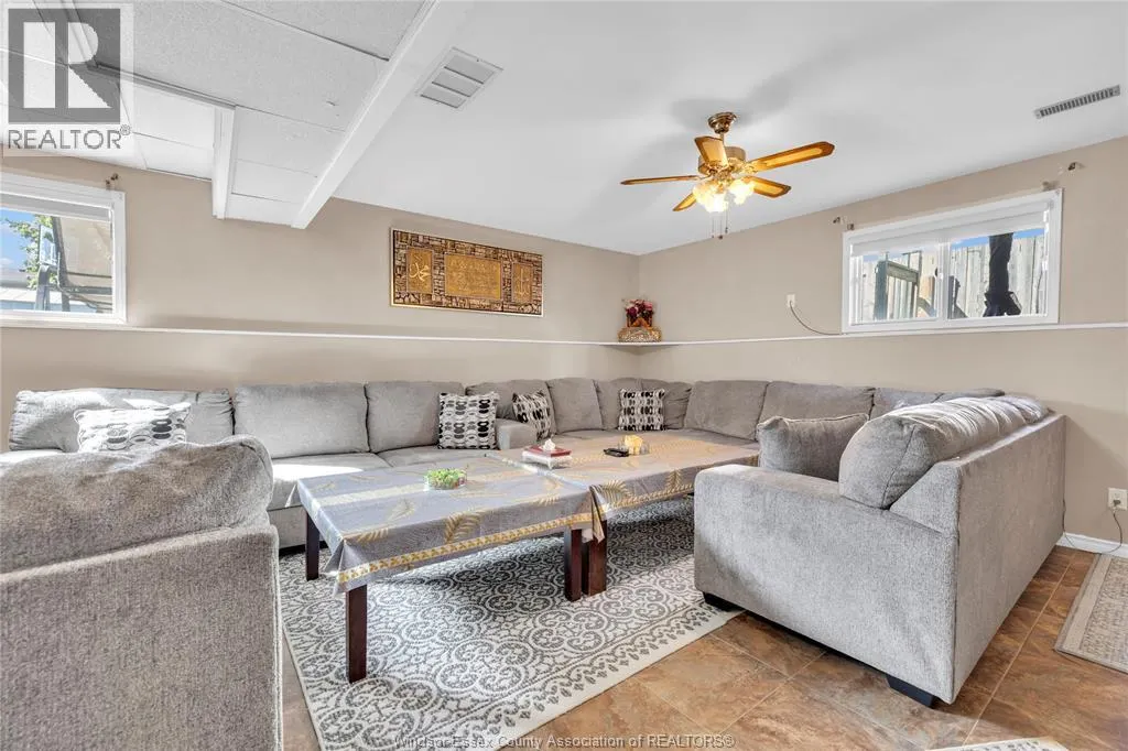 1812 VICKY CIRCLE