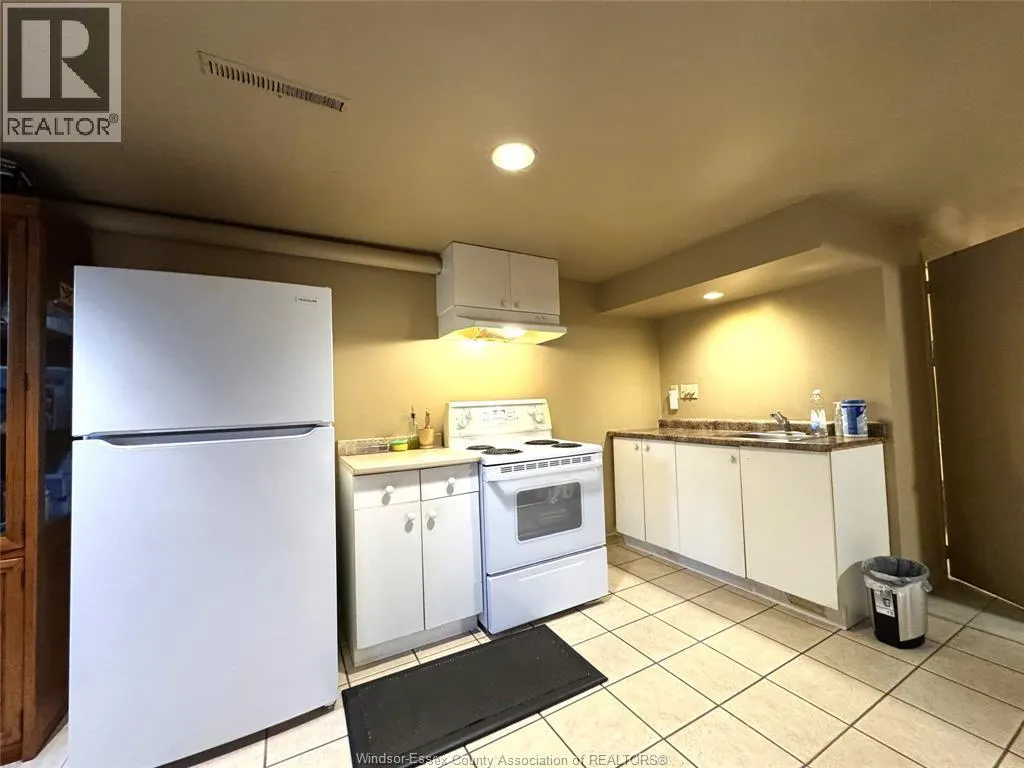 3132 ELMWOOD CRESCENT