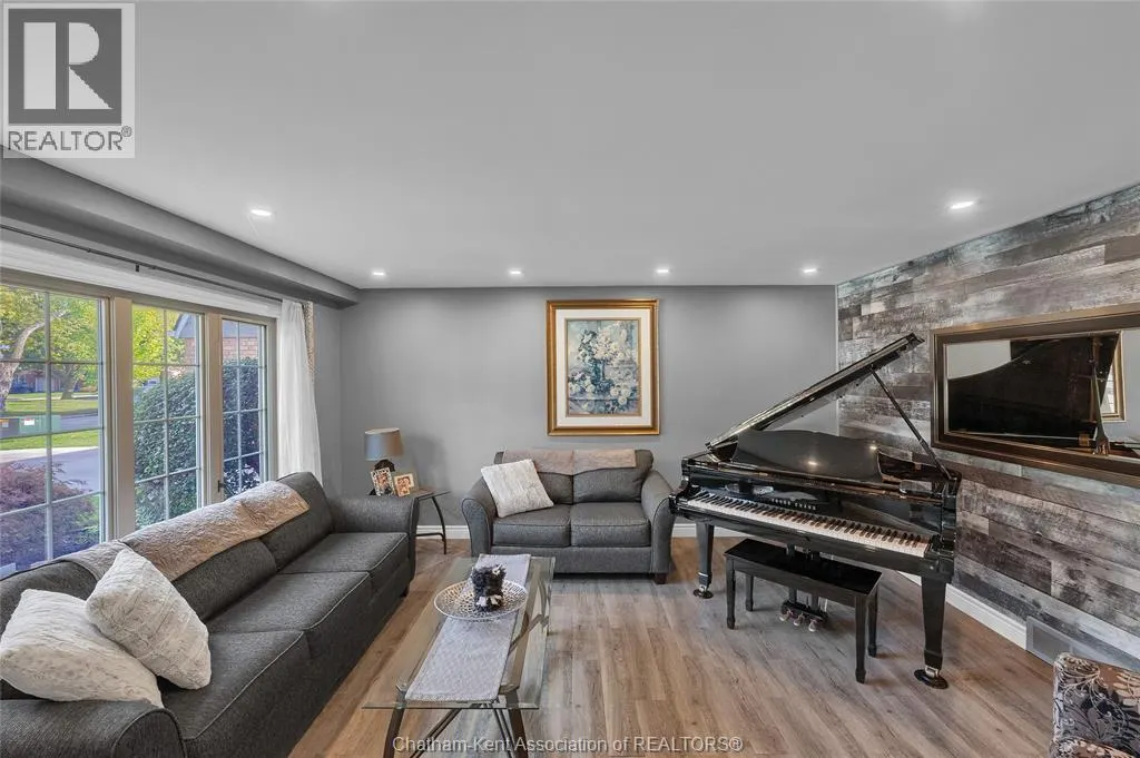 116 Thornhill CRESCENT