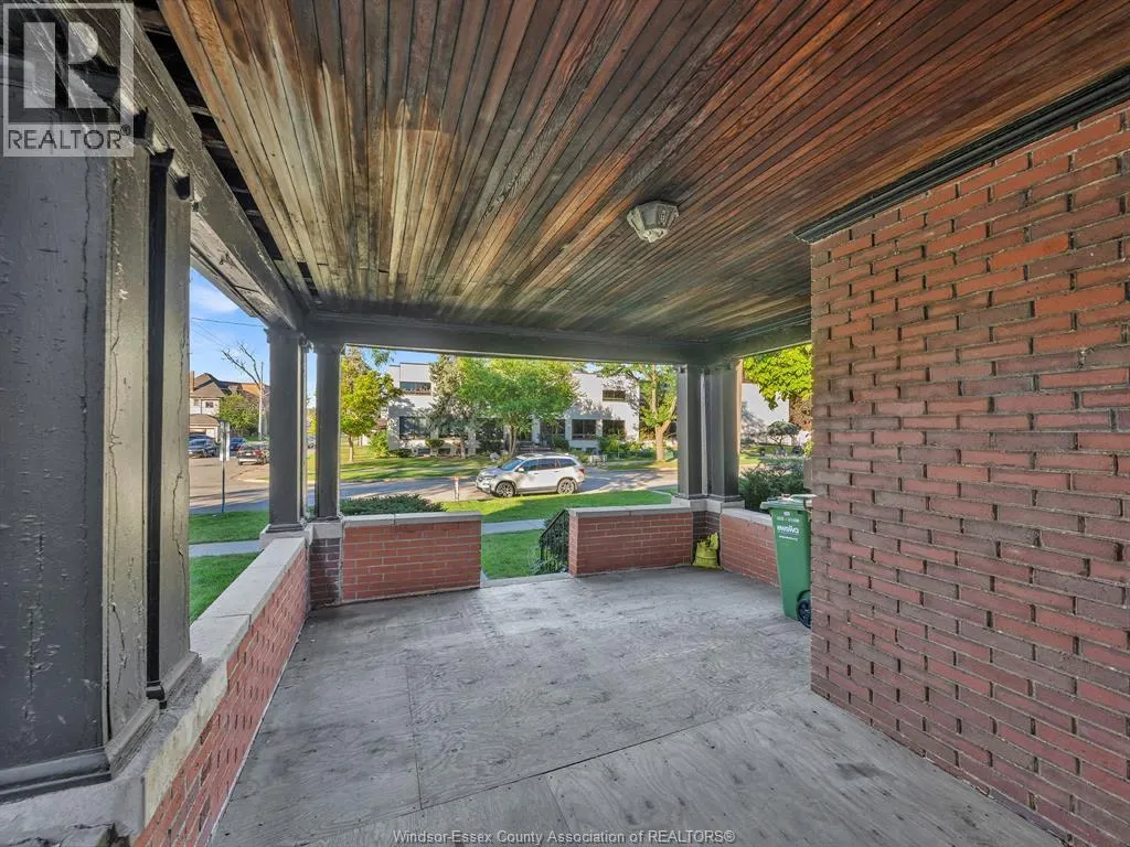 762 VICTORIA AVENUE