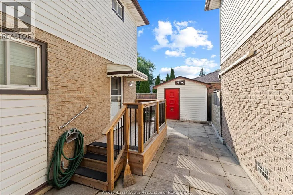 1395 BAYSWATER CRESCENT