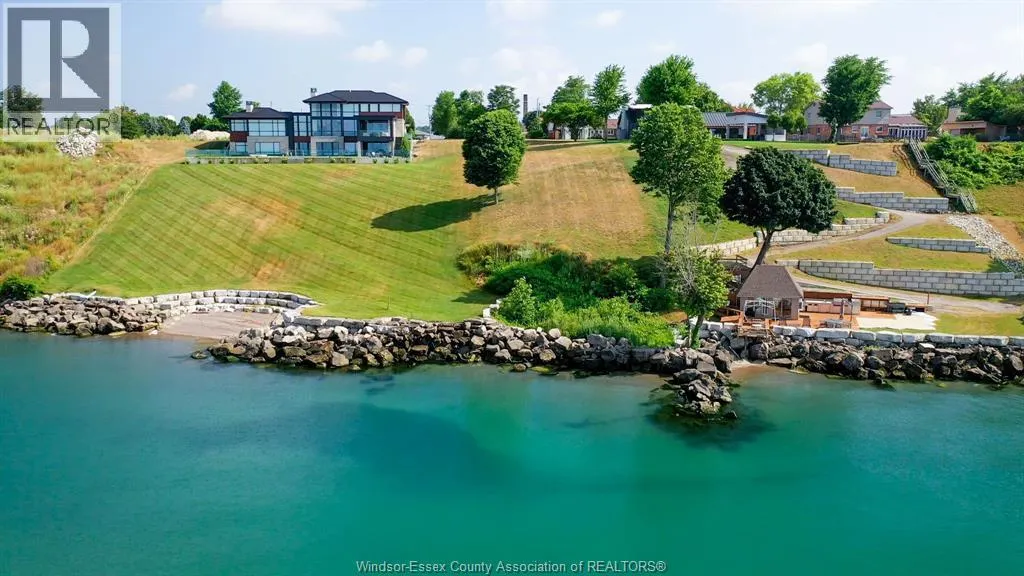 366 SEACLIFF DRIVE West