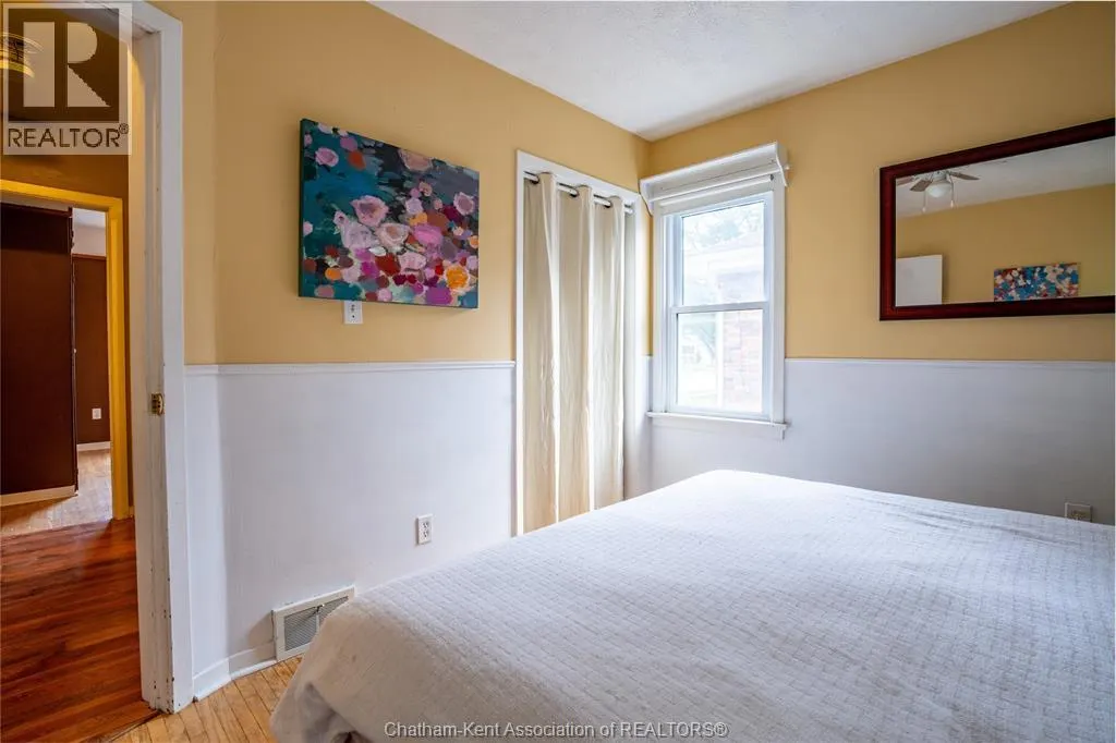 26 Tweedsmuir AVENUE East