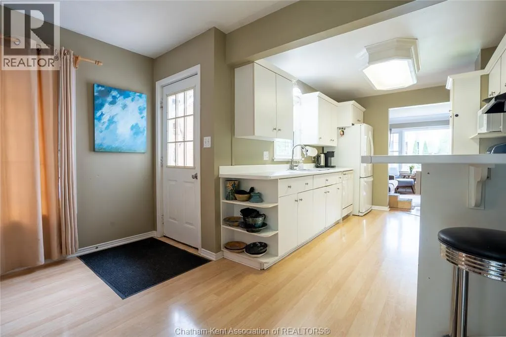 26 Tweedsmuir AVENUE East