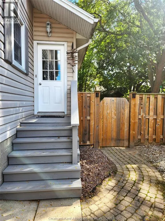 26 Tweedsmuir AVENUE East