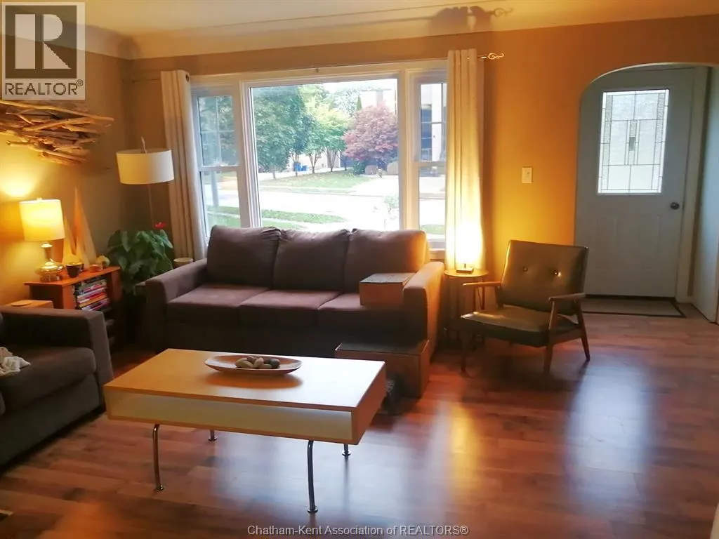 26 Tweedsmuir AVENUE East