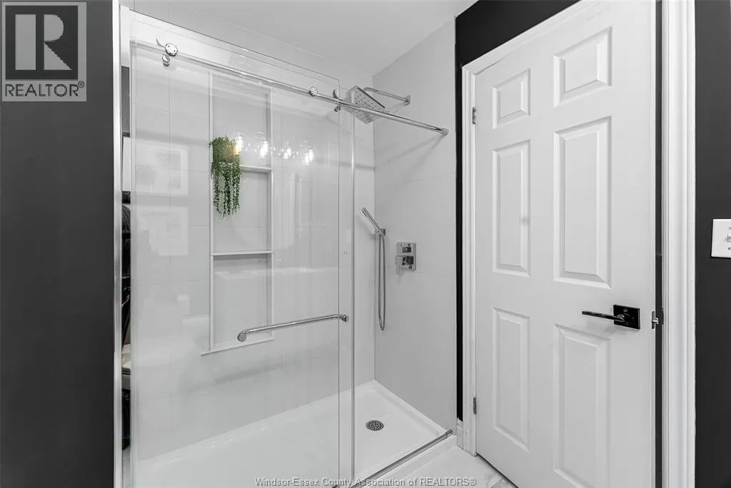180 OAK DR