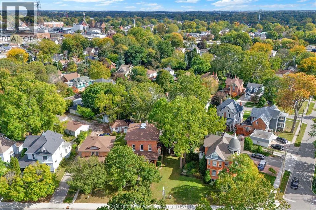 310, 312, 318 Wellington STREET West