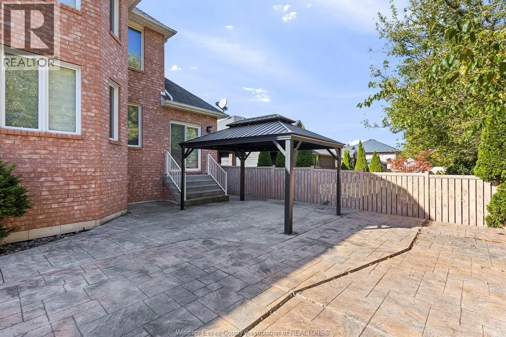 21 LAURENTIA DRIVE