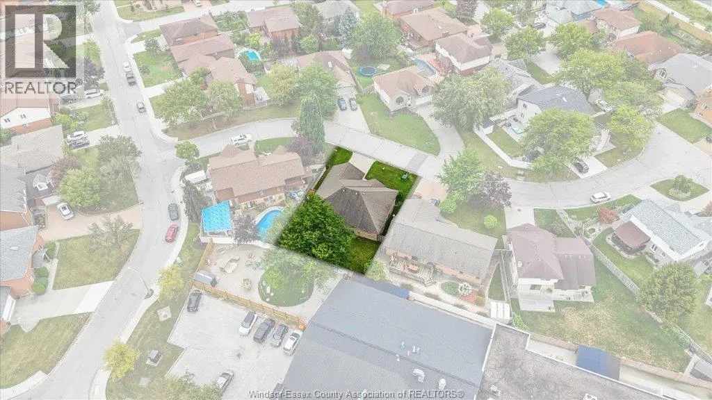 2805 MANGIN CRESCENT