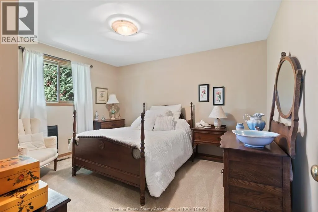 453 AMBERLY CRESCENT