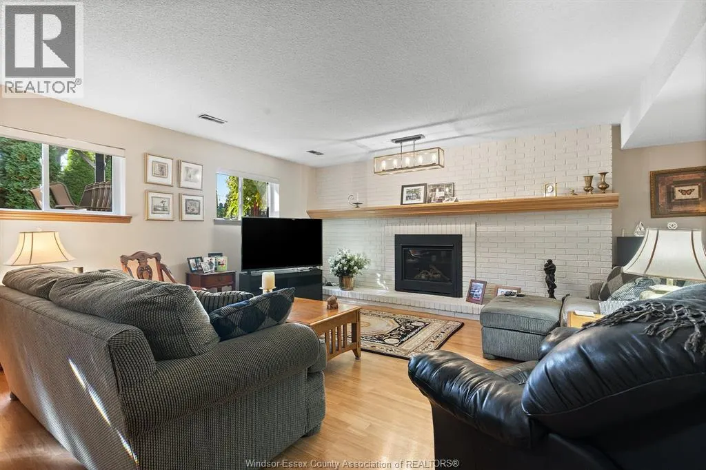 453 AMBERLY CRESCENT