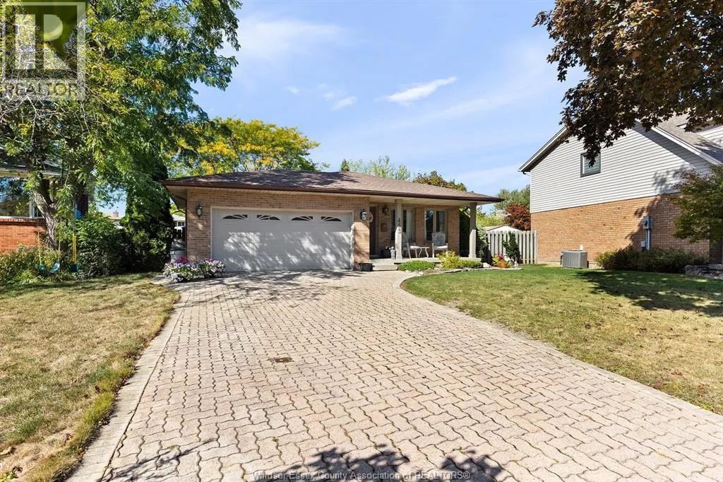 453 AMBERLY CRESCENT
