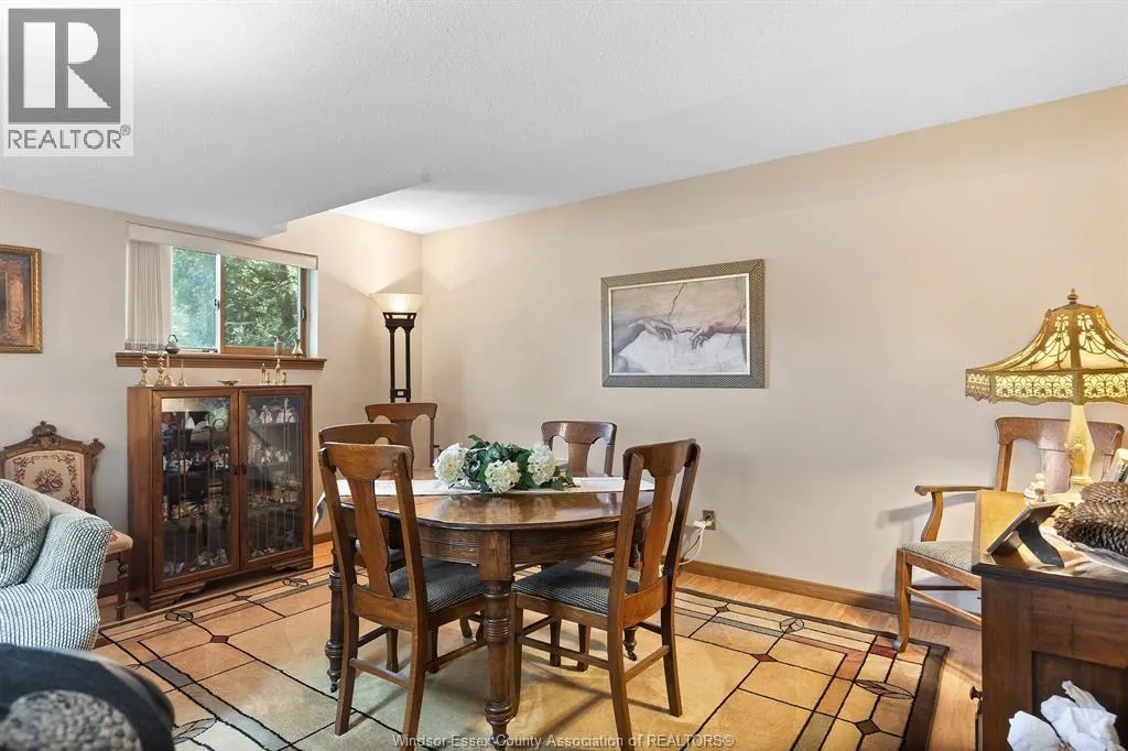 453 AMBERLY CRESCENT