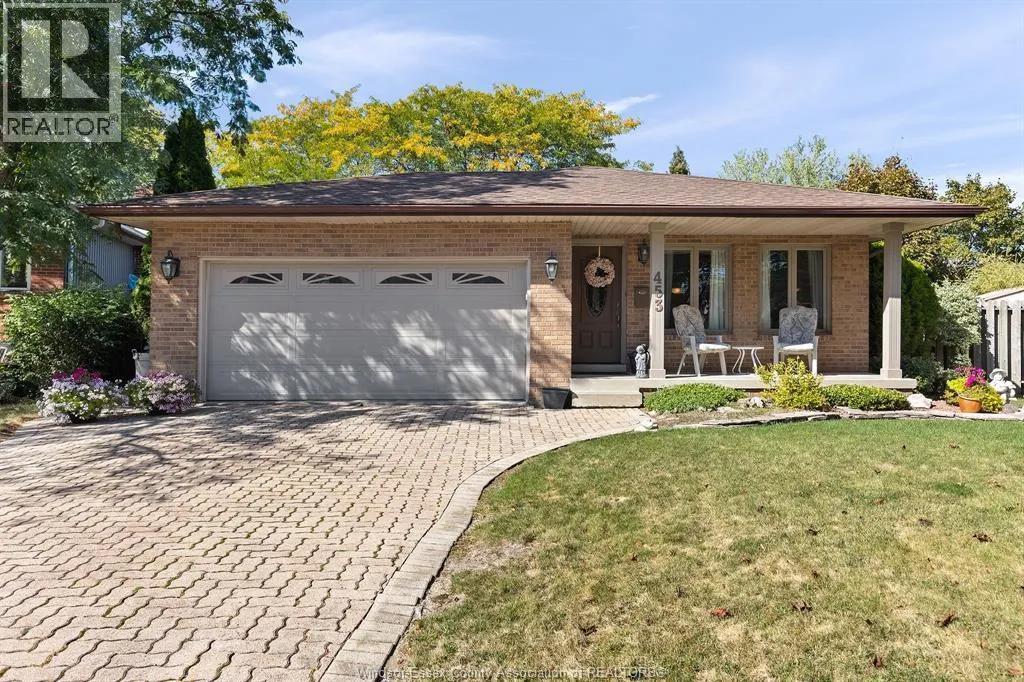 453 AMBERLY CRESCENT