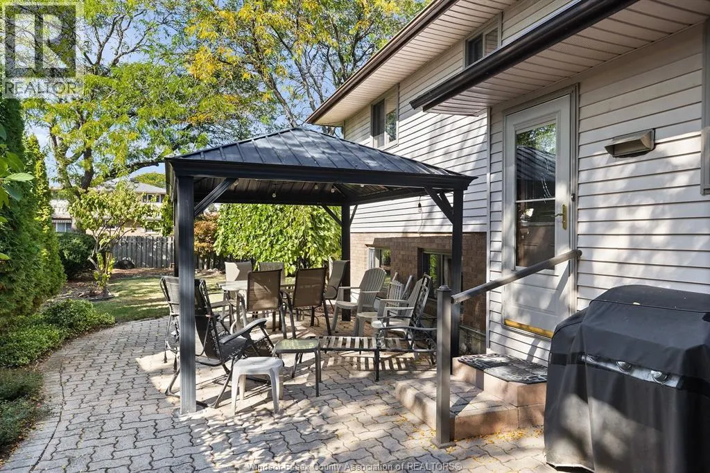 453 AMBERLY CRESCENT