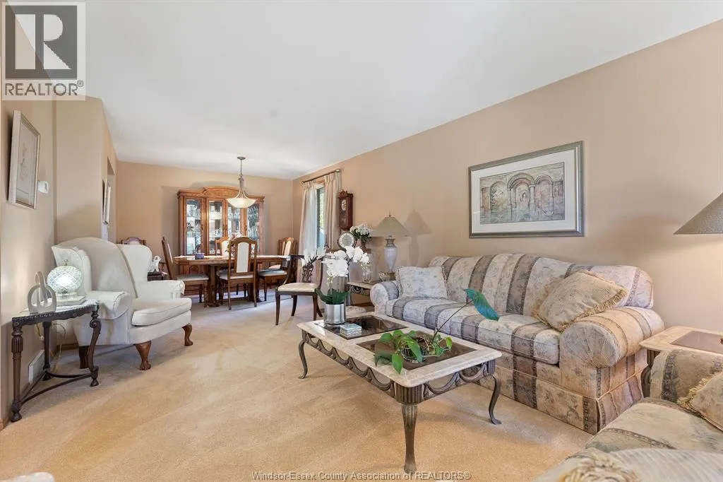 453 AMBERLY CRESCENT