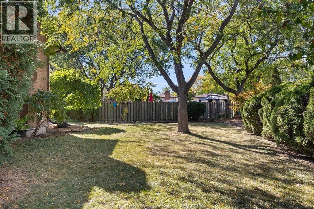 453 AMBERLY CRESCENT