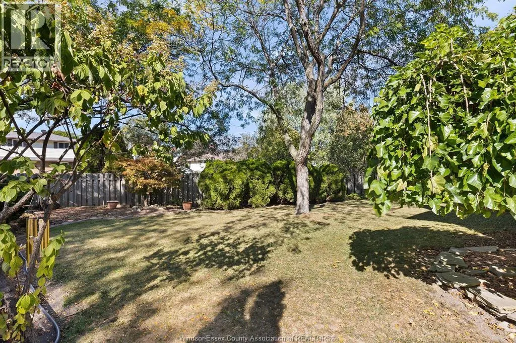 453 AMBERLY CRESCENT